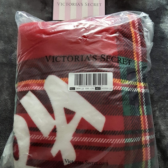 SOLD! VS Limited Edition Sherpa Blanket - Picture 2 of 4